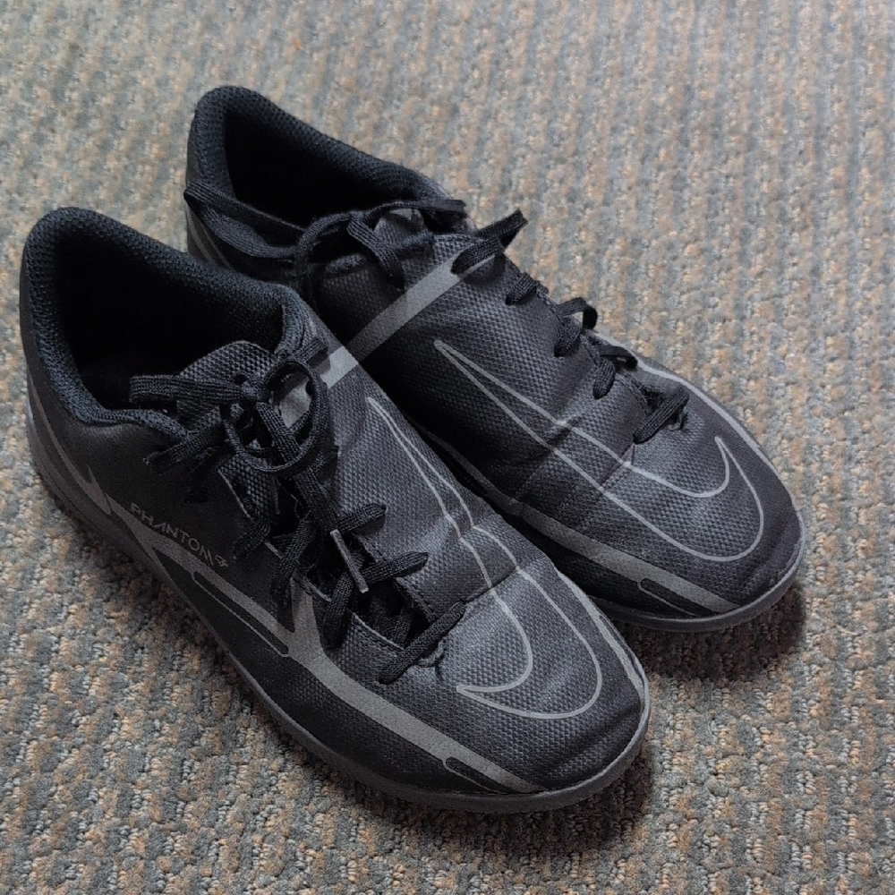 Nike Black Sneakers Sleek Low-Top Design